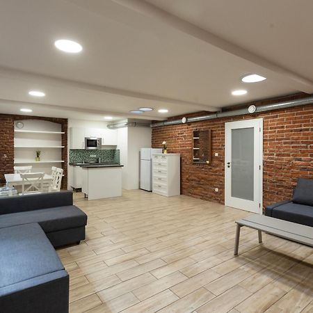 Spacious Apartment In Quiet Courtyard Near Charles Bridge 프라하 외부 사진